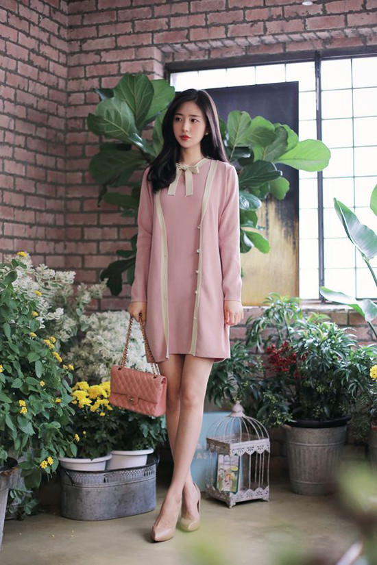  Váy suông tông màu đơn sắc, kiểu sát nách thường dùng trong ngày oi nồng vẫn có thể mặc trong ngày đầu thu khi được kết hợp cùng áo cardigan tiệp màu. Với phụ kiện đi kèm, các nàng có thể chọn túi xách ton-sur-ton hoặc giầy cao gót màu nude.