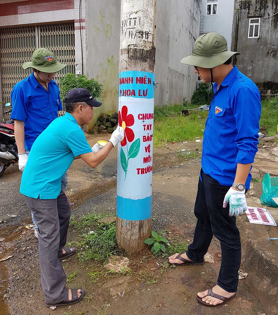 Lực lượng đoàn viên thanh niên phường Hoa Lư (TP. Pleiku) sơn, vẽ lại cho các cột trụ điện. Ảnh: Hà Đức Thành  Lực lượng đoàn viên thanh niên phường Hoa Lư (TP. Pleiku) sơn, vẽ lại cho các cột trụ điện. Ảnh: Hà Đức Thành