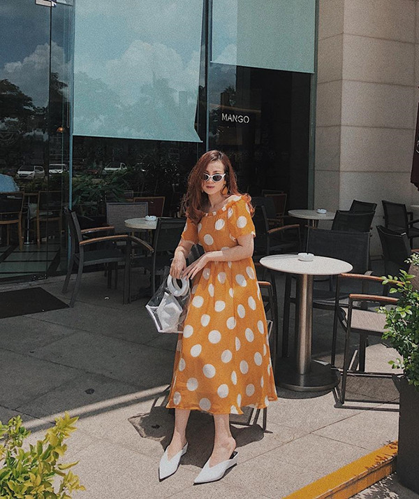  Yến Nhi chọn túi nhựa trong hot trend hài hoà cùng giày mũi nhọn khi diện váy khoe vai trần đi uống cà phê.