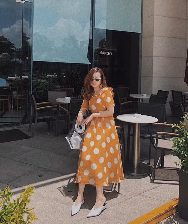  Yến Nhi chọn túi nhựa trong hot trend hài hoà cùng giày mũi nhọn khi diện váy khoe vai trần đi uống cà phê.