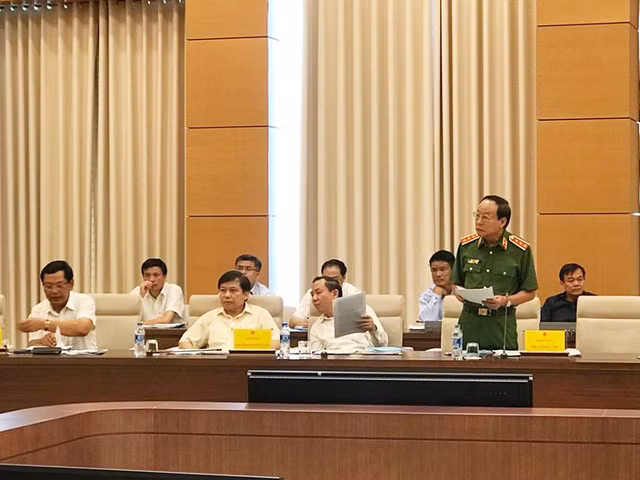 Thượng tướng Lê Quý Vương đại diện lãnh đạo Bộ Công an trình bày báo cáo của Chính phủ về công tác phòng chống tội phạm