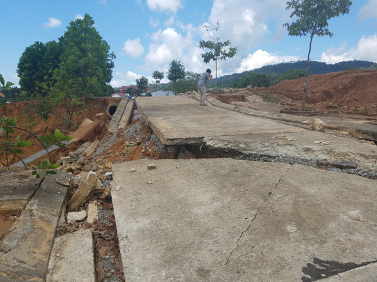 Xung quanh các tuyến đường bị hư hỏng có rất ít người dân sinh sống