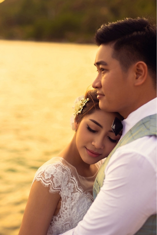 Đám hỏi của Đặng Thu Thảo sẽ diễn ra vào ngày 17/9 tại Cần Thơ, quê hương cô dâu. Đặng Thu Thảo, quê Cần Thơ, sinh năm 1995, cao 1,71 m, nặng 57 kg, số đo hình thể là 91-63-90. Cô đăng quang Hoa hậu Đại Dương 2014. Sau khi giành danh hiệu sắc đẹp, cô tham gia lĩnh vực diễn xuất trong các bộ phim: Mỹ nam kế, Hợp đồng bắt ma, Vệ sĩ - tiểu thư và thằng khờ... Đám hỏi của Đặng Thu Thảo sẽ diễn ra vào ngày 17/9 tại Cần Thơ, quê hương cô dâu. Đặng Thu Thảo, quê Cần Thơ, sinh năm 1995, cao 1,71 m, nặng 57 kg, số đo hình thể là 91-63-90. Cô đăng quang Hoa hậu Đại Dương 2014. Sau khi giành danh hiệu sắc đẹp, cô tham gia lĩnh vực diễn xuất trong các bộ phim: Mỹ nam kế, Hợp đồng bắt ma, Vệ sĩ - tiểu thư và thằng khờ...