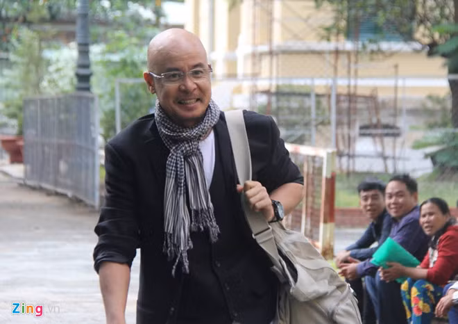  Ông Vũ đến tòa hòa giải vụ ly hôn gần đây. Ảnh: Hoài Thanh.