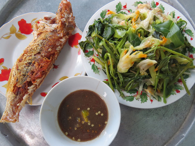 Cá đổng chiên, đĩa rau luộc và mắm nêm TRANG THY
