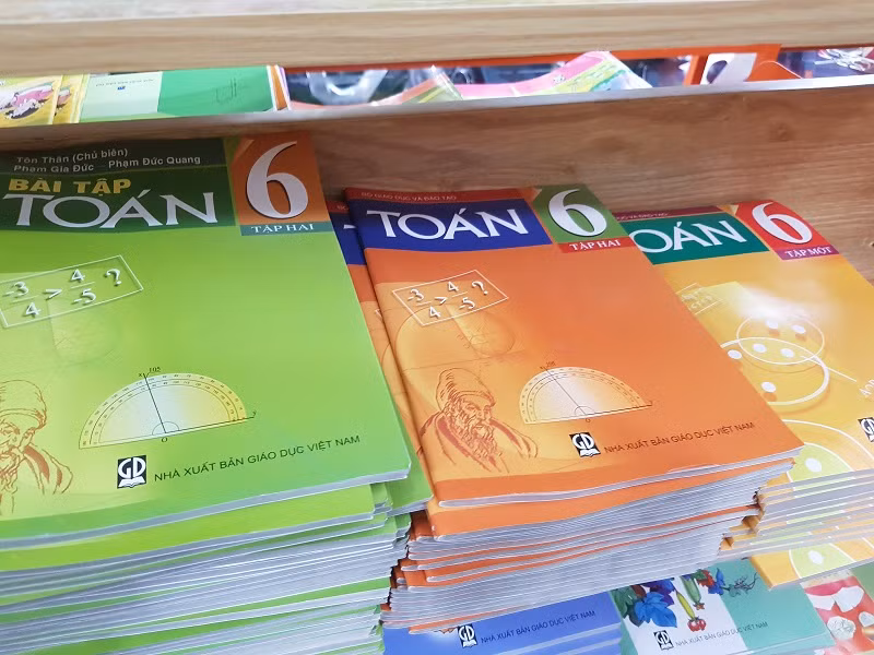 Trong kế hoạch sản xuất kinh doanh năm 2018, NXB Giáo dục Việt Nam vẫn kiến nghị tăng giá bán sách giáo khoa tối thiểu thêm 10% (Ảnh minh họa)