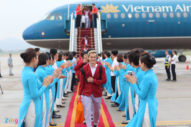 Ảnh: Zing - Diện sơ mi trắng cùng áo vest đỏ các cầu thủ Olympic Việt Nam ai cũng tươi cười, rạng rỡ như những nam thần Ảnh: Zing - Diện sơ mi trắng cùng áo vest đỏ các cầu thủ Olympic Việt Nam ai cũng tươi cười, rạng rỡ như những nam thần