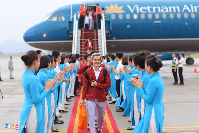 Ảnh: Zing - Diện sơ mi trắng cùng áo vest đỏ các cầu thủ Olympic Việt Nam ai cũng tươi cười, rạng rỡ như những nam thần