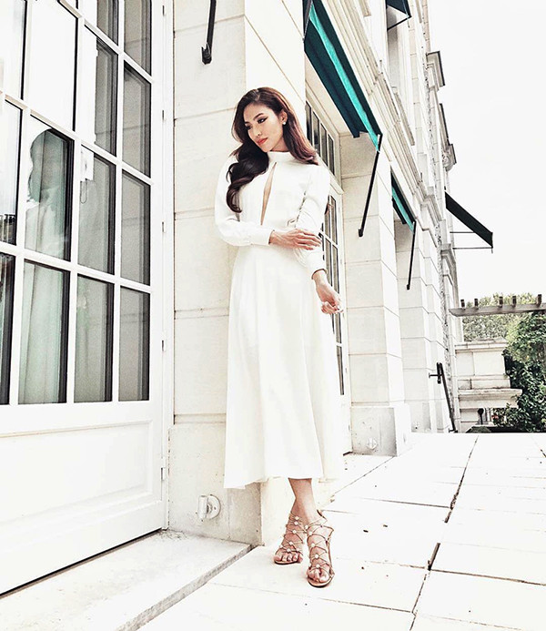  Lan Khuê chọn sandal dây đan để phối cùng váy trắng cut out phần ngực. Trang phục và phụ kiện mang lại cảm giác thoải mái khi rong ruổi phố xá.