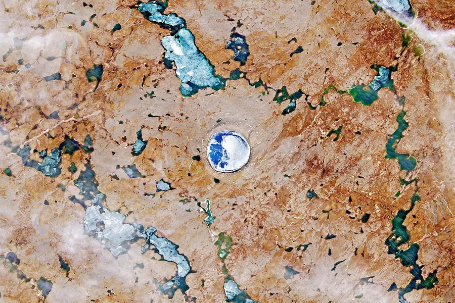  Nước và băng tích tụ trong miệng núi lửa Pingualuit ở Quebec, Canada. Ảnh: USGS/NASA Landsat.