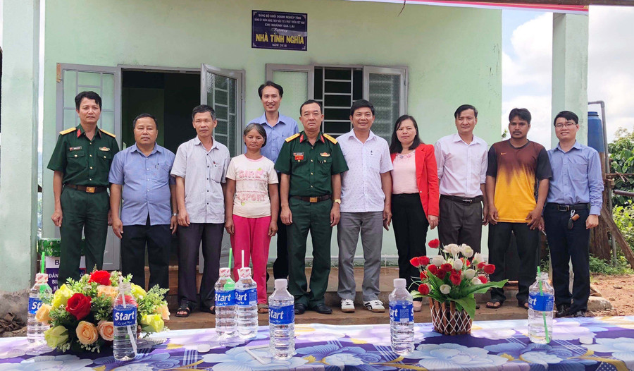 Trao nhà tình nghĩa cho gia đình bà Klưm. Ảnh: Phương Vi