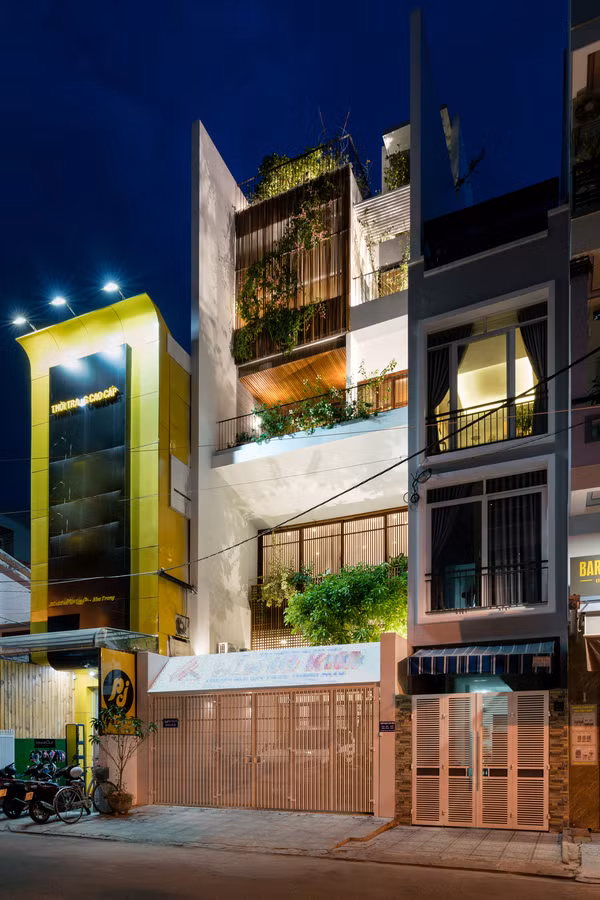  Trên một mảnh đất hình ống rộng 150m2, ngôi nhà được xây lùi vào 36m2 để tạo một khoảng không gian phía trước làm cảnh quan. Công trình hoàn thành năm 2017, do kiến trúc sư Nguyễn Công Toàn và các đồng nghiệp tại Chơn.a (Nha Trang) thực hiện.