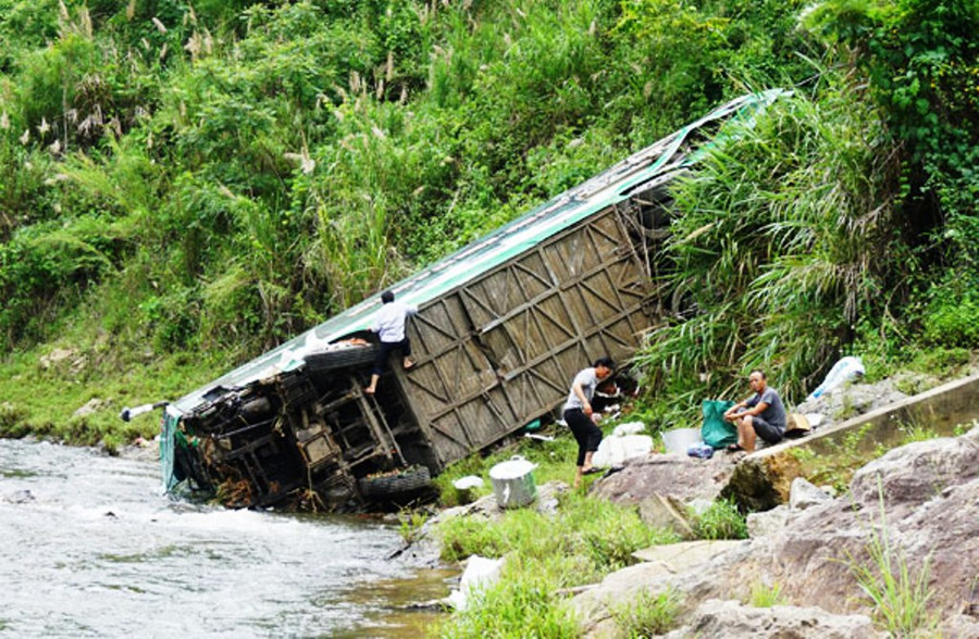  Hiện trường một vụ xe khách lao xuống vực trên đèo Lò Xo