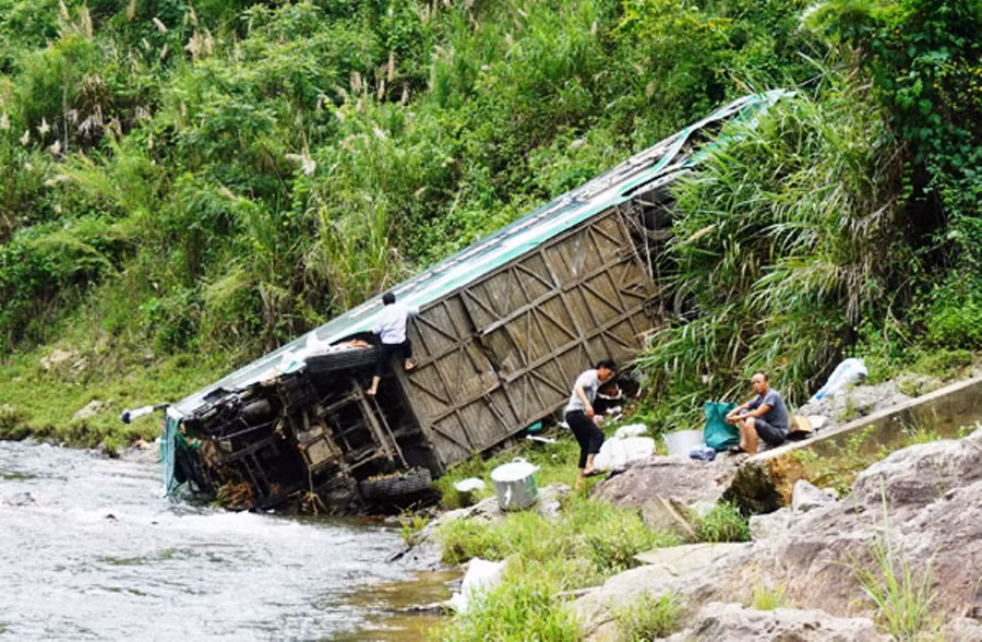  Hiện trường một vụ xe khách lao xuống vực trên đèo Lò Xo