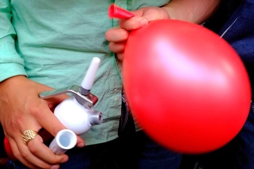 Lạm dụng khí cười sẽ phụ thuộc và nghiện, khi thiếu khí cười dễ bị trầm cảm. Ảnh: TL