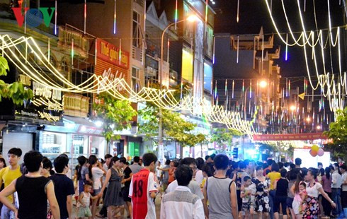  Các sản phẩm du lịch cộng đồng thu hút nhiều khách du lịch và người dân tham gia.