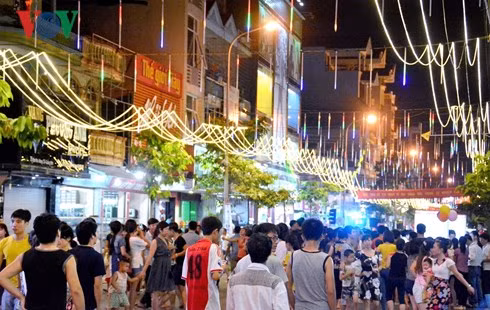  Các sản phẩm du lịch cộng đồng thu hút nhiều khách du lịch và người dân tham gia.