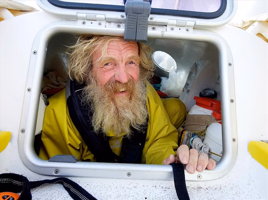 Doba trong khoang dành cho ngủ nghỉ trên chiếc thuyền Olo của ông.