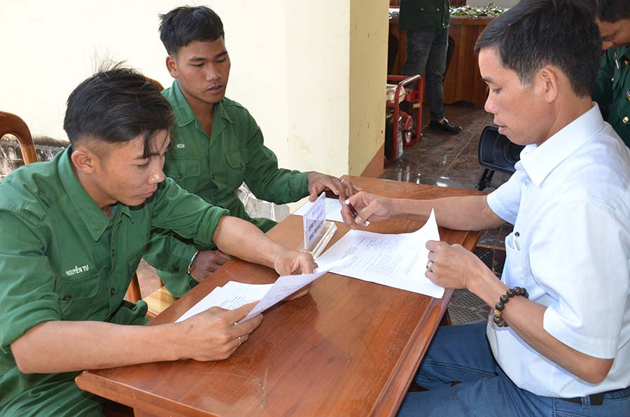  Tư vấn việc làm cho thanh niên huyện Đak Đoa sau khi xuất ngũ. Ảnh: Vĩnh Hoàng