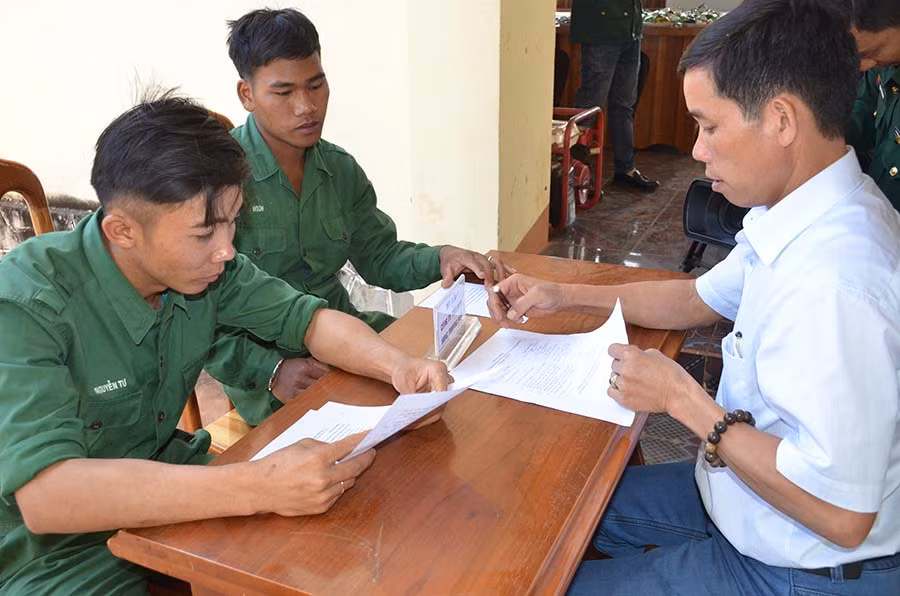  Tư vấn việc làm cho thanh niên huyện Đak Đoa sau khi xuất ngũ. Ảnh: Vĩnh Hoàng