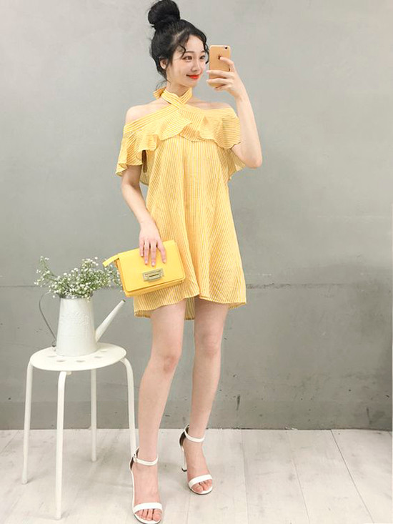 Sắc vàng hợp trend được biến hoá linh loạt trên nhiều kiểu dáng váy áo như đầm suông liền thân, chân váy bút chì, sơ mi, áo thun.  Sắc vàng hợp trend được biến hoá linh loạt trên nhiều kiểu dáng váy áo như đầm suông liền thân, chân váy bút chì, sơ mi, áo thun.
