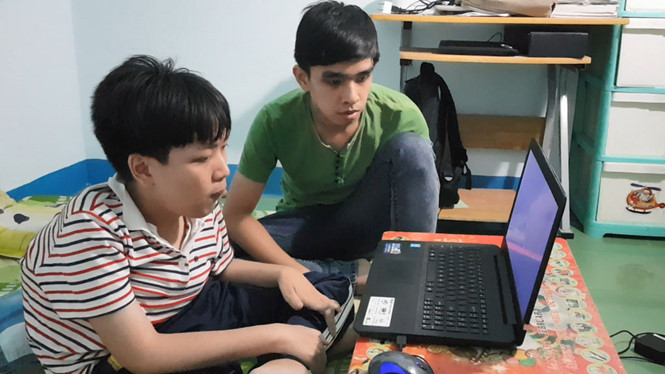 Em trai luôn bên cạnh để hỗ trợ cho Tiến (trái) Em trai luôn bên cạnh để hỗ trợ cho Tiến (trái)