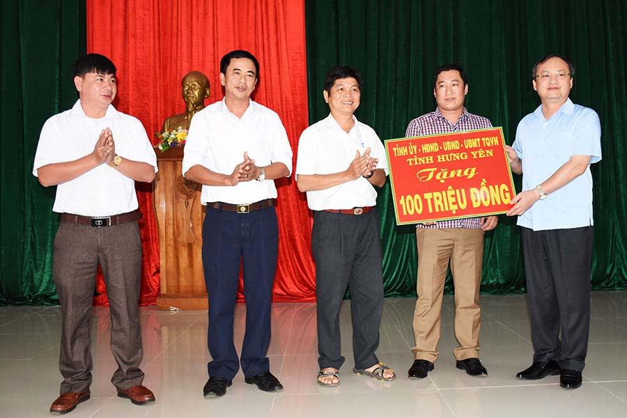  Bí thư Tỉnh ủy Hưng Yên (bìa phải) tặng 100 triệu đồng cho người dân Hưng Yên đang sinh sống tại xã Ia Lâu và Ia Piơr, huyện Chư Prông. Ảnh: M.D