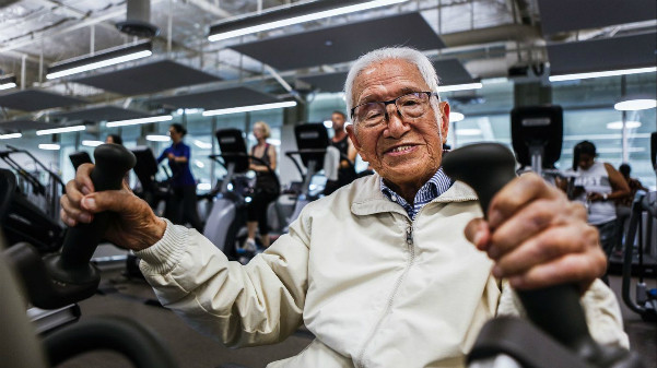  Ông Tseng dành 30 phút để đạp xe trong phòng gym mỗi ngày. Ảnh: Latimes.