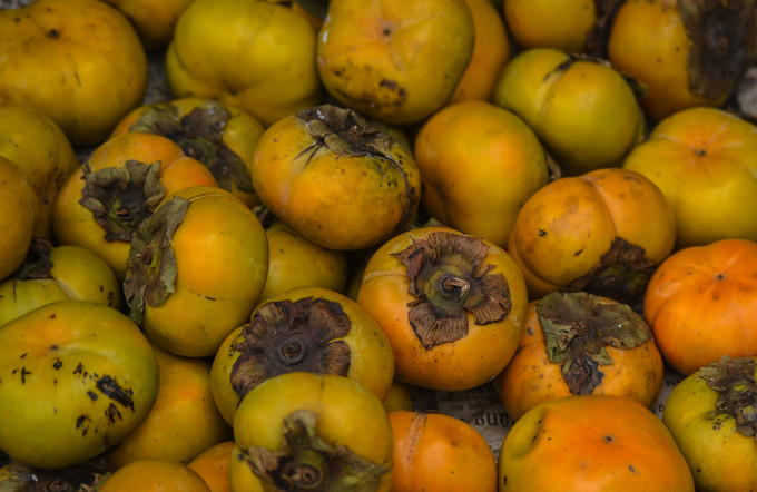 Hồng chín là một trong những loại quả báo hiệu Tết Trung Thu sắp tới. Quả này cũng rất được ưa chuộng trong những dịp cỗ bàn, cưới hỏi tổ chức mùa thu.