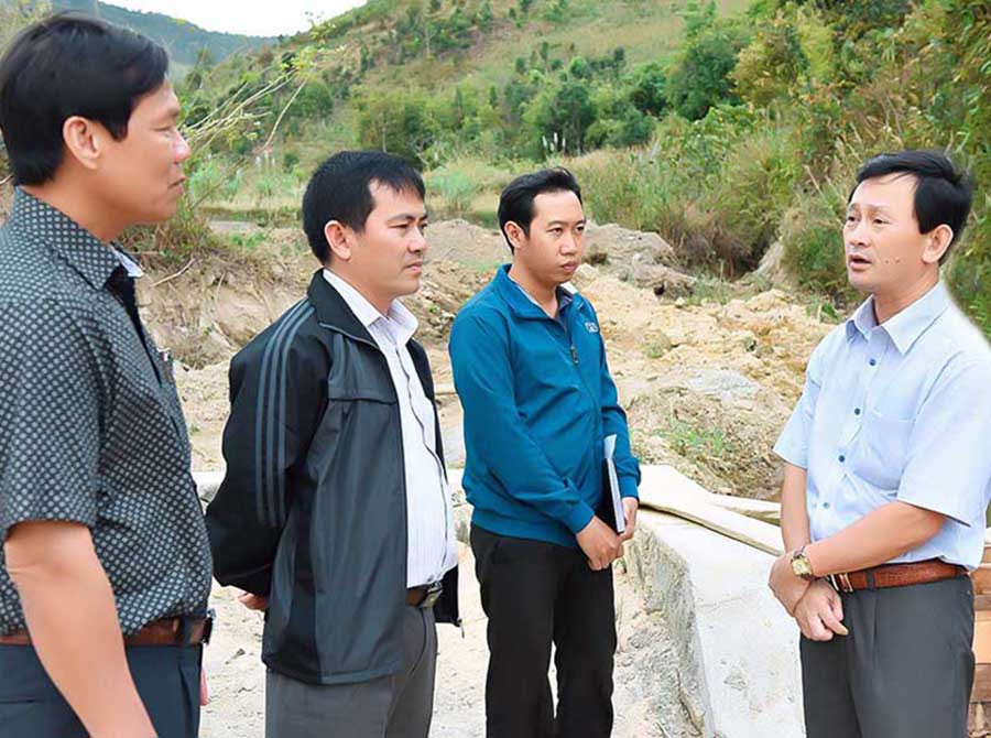  Bí thư Tỉnh ủy Dương Văn Trang (bìa phải) trong một chuyến làm việc tại xã Hà Đông, huyện Đak Đoa. Ảnh: Đức Thụy