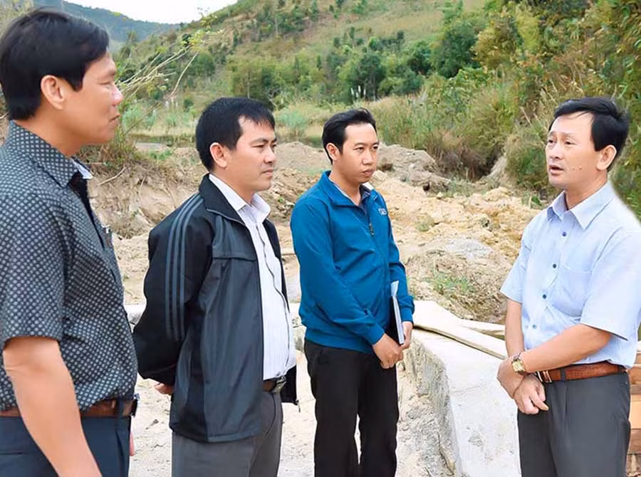  Bí thư Tỉnh ủy Dương Văn Trang (bìa phải) trong một chuyến làm việc tại xã Hà Đông, huyện Đak Đoa. Ảnh: Đức Thụy