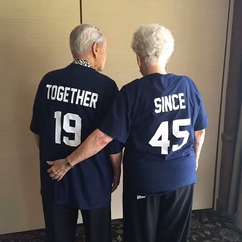 Áo đôi phong cách.