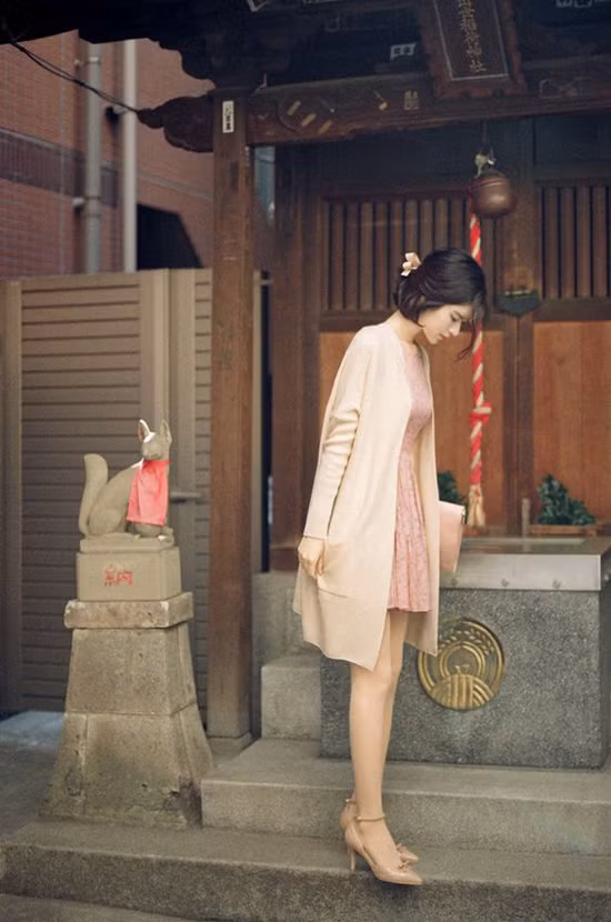 Váy ren, váy voan lụa mềm mại khó có khả năng giữ ấm nên cần cân bằng tổng thể bằng các mẫu áo trên chất liệu vải tweed, len, nỉ, vải dạ mỏng.