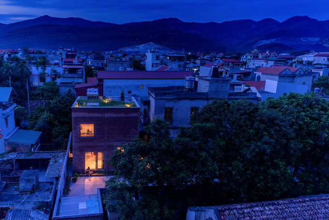 Ngôi nhà tọa lạc tại thị trấn Mạo Khê, tỉnh Quảng Ninh, một trong những địa phương có tốc độ công nghiệp hóa và đô thị hóa nhanh. Tuy nhiên, mặt trái của điều này là môi trường bị ô nhiễm và xuống cấp, mối quan hệ giữa con người với thiên nhiên ngày càng xa cách.