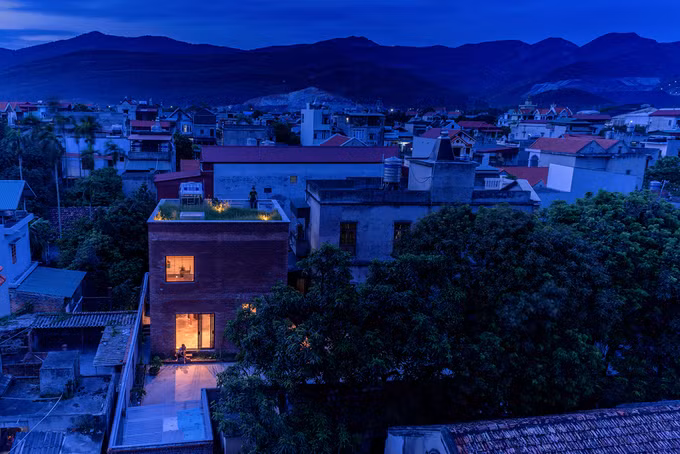 Ngôi nhà tọa lạc tại thị trấn Mạo Khê, tỉnh Quảng Ninh, một trong những địa phương có tốc độ công nghiệp hóa và đô thị hóa nhanh. Tuy nhiên, mặt trái của điều này là môi trường bị ô nhiễm và xuống cấp, mối quan hệ giữa con người với thiên nhiên ngày càng xa cách.