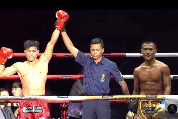 Duy Nhất (trái) được công nhận chiến thắng sau 3 hiệp. Ảnh: T.T