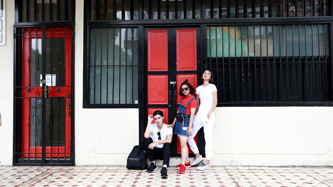 Phong cách này tiếp tục được Á quân Vietnam’s Next Top Model năm 2012 lăng xê trong chuyến đi Singapore cùng Đoàn Đạt, Bảo Châu - hai bạn trẻ chiến thắng cuộc thi “Get ready to jump” do thương hiệu thời trang Aldo tổ chức khi ra mắt BST mới tại Việt Nam cuối tháng 8. Phong cách này tiếp tục được Á quân Vietnam’s Next Top Model năm 2012 lăng xê trong chuyến đi Singapore cùng Đoàn Đạt, Bảo Châu - hai bạn trẻ chiến thắng cuộc thi “Get ready to jump” do thương hiệu thời trang Aldo tổ chức khi ra mắt BST mới tại Việt Nam cuối tháng 8.