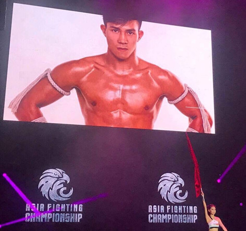 Duy Nhất được quảng bá trên màn hình lớn. Ảnh: T.T