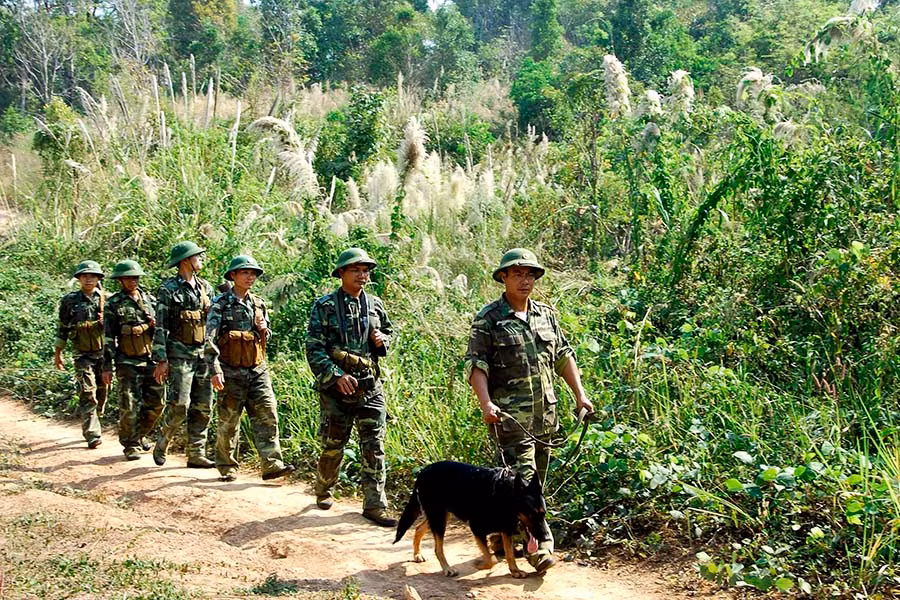 Cán bộ, chiến sĩ Bộ đội Biên phòng trên đường tuần tra bảo vệ biên giới. (Ảnh nguồn internet)