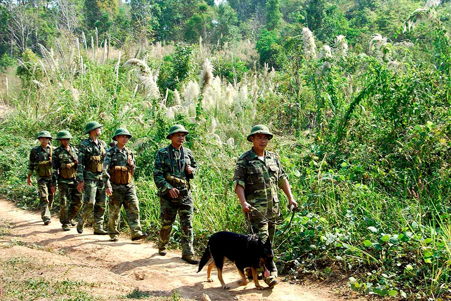Cán bộ, chiến sĩ Bộ đội Biên phòng trên đường tuần tra bảo vệ biên giới. (Ảnh nguồn internet)