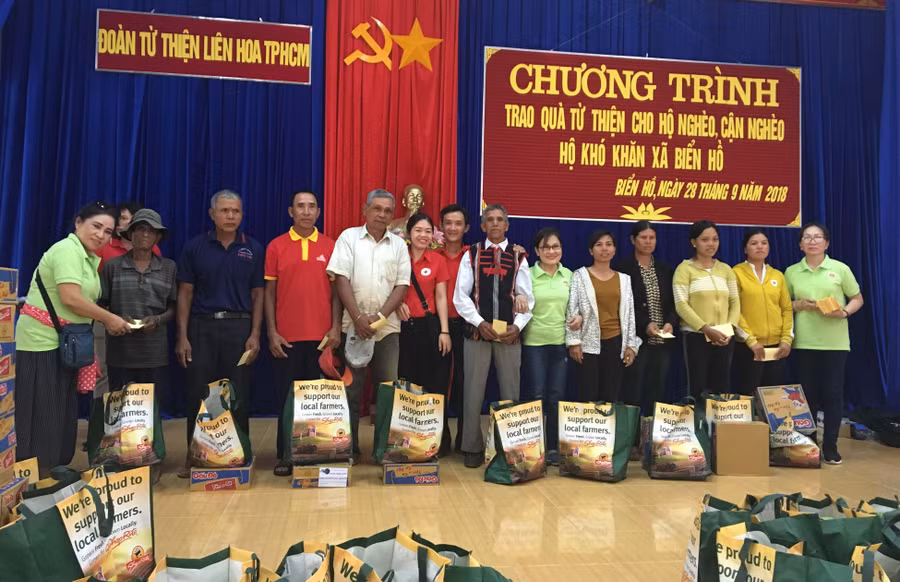 Tặng quà cho đồng bào nghèo xã Biển Hồ. Ảnh: Hồng Ngọc