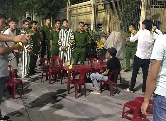  Công an thực nghiệm hiện trường vụ án mạng ở đường Lê Qúy Đôn