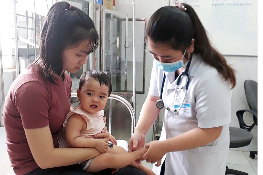  Khám tay chân miệng cho trẻ em tại Bệnh viện Nhi tỉnh. Ảnh: Hoành Sơn