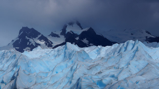 Cảnh tượng hùng vĩ trên sông băng khổng lồ trong vườn quốc gia Los Glaciares ở Argentina.