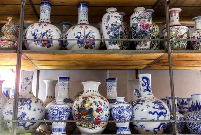 Những cổ vật gốm sứ chủ yếu xuất xứ từ các địa phương làm gốm nổi tiếng ở Việt Nam như Bát Tràng, Biên Hòa, Bình Dương, Chu Đậu.... Một số món đồ có xuất xứ ở Trung Quốc, Nhật Bản... Những cổ vật gốm sứ chủ yếu xuất xứ từ các địa phương làm gốm nổi tiếng ở Việt Nam như Bát Tràng, Biên Hòa, Bình Dương, Chu Đậu.... Một số món đồ có xuất xứ ở Trung Quốc, Nhật Bản...