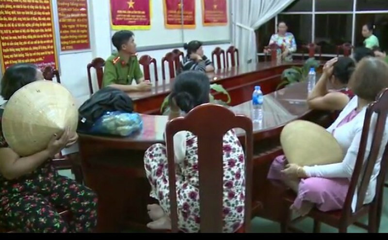 Nhiều phụ nữ cũng tham gia lắc tài xỉu. Nhiều phụ nữ cũng tham gia lắc tài xỉu.