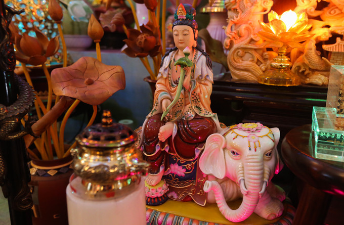 Ở vị trí trung tâm chánh điện, ngoài tượng Phật lớn thì nhà chùa còn hai tượng Phật nhỏ bằng gốm, xuất xứ từ thời vua Càn Long, thuộc triều đại nhà Thanh ở Trung Quốc. Ở vị trí trung tâm chánh điện, ngoài tượng Phật lớn thì nhà chùa còn hai tượng Phật nhỏ bằng gốm, xuất xứ từ thời vua Càn Long, thuộc triều đại nhà Thanh ở Trung Quốc.