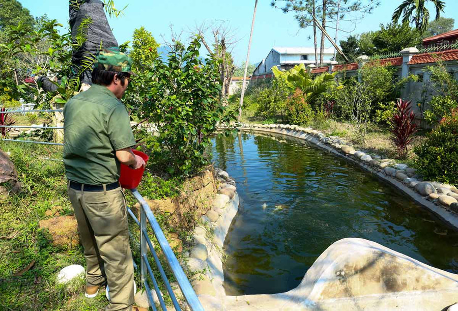 Trung tướng, nhà văn Hữu Ước bên khu văn hóa tâm linh do cá nhân ông xây dựng. Ảnh: Phạm Hải Trung tướng, nhà văn Hữu Ước bên khu văn hóa tâm linh do cá nhân ông xây dựng. Ảnh: Phạm Hải