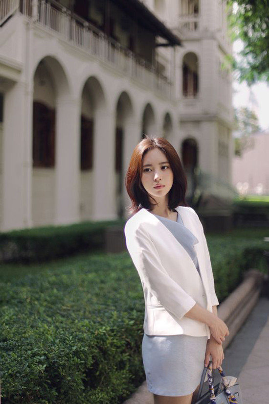 Chỉ cần khéo chọn các kiểu áo vest, blazer, áo khoác mỏng phối cùng váy ngắn là bạn sẽ có ngay set đồ đúng chất thu đông. Vì thế, đừng vội cất đi các mẫu đầm từng được yêu thích trong ngày hè.