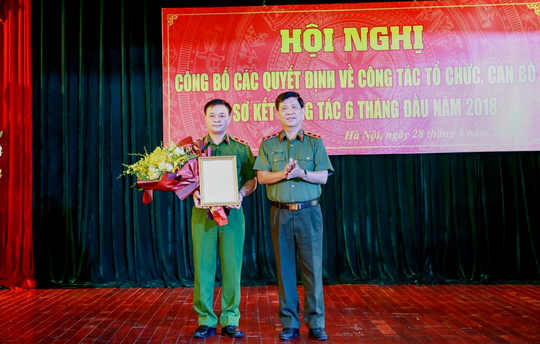 Thứ trưởng Bộ Công an Nguyễn Văn Sơn (phải) trao quyết định bổ nhiệm Tư lệnh CSCĐ cho Trung tướng Phạm Quốc Cương - Ảnh: Bocongan.gov.vn